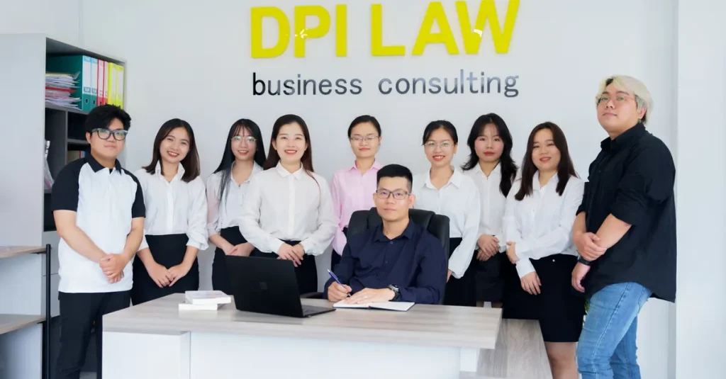 Một nhóm chuyên gia đa dạng trong môi trường văn phòng tư vấn kinh doanh.