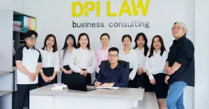Một nhóm chuyên gia đa dạng trong môi trường văn phòng tư vấn kinh doanh.
