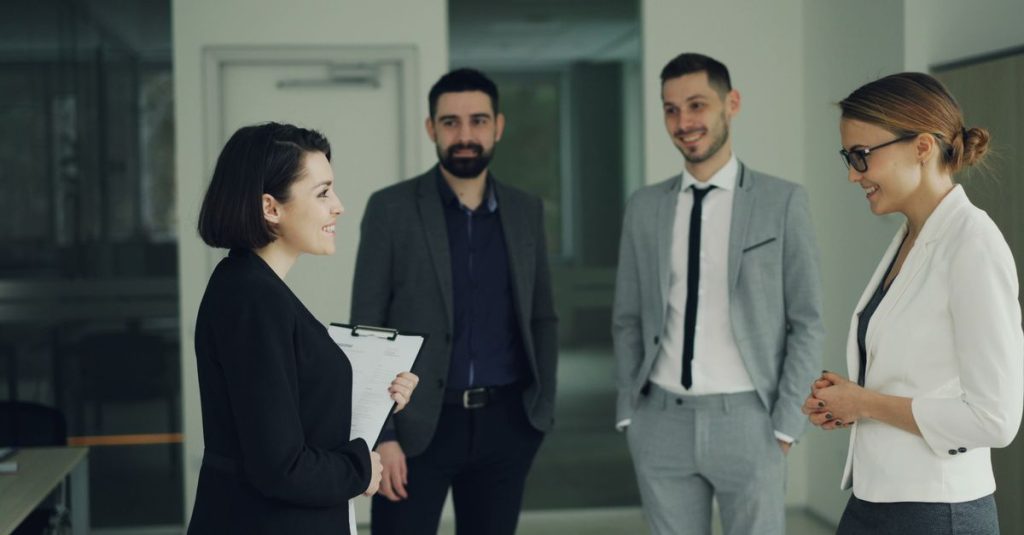 Nhóm chuyên gia trao đổi trong không gian văn phòng chuyên nghiệp.