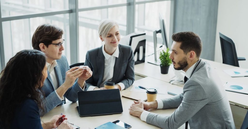 Nhóm chuyên gia thảo luận trong không gian văn phòng hiện đại