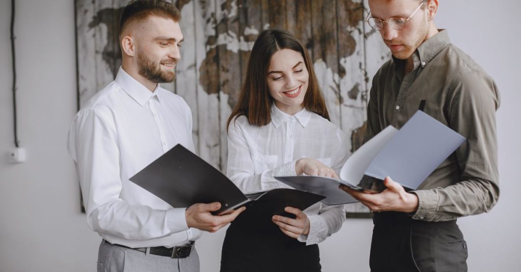 Nhóm chuyên viên cùng trao đổi tài liệu trong môi trường làm việc chuyên nghiệp