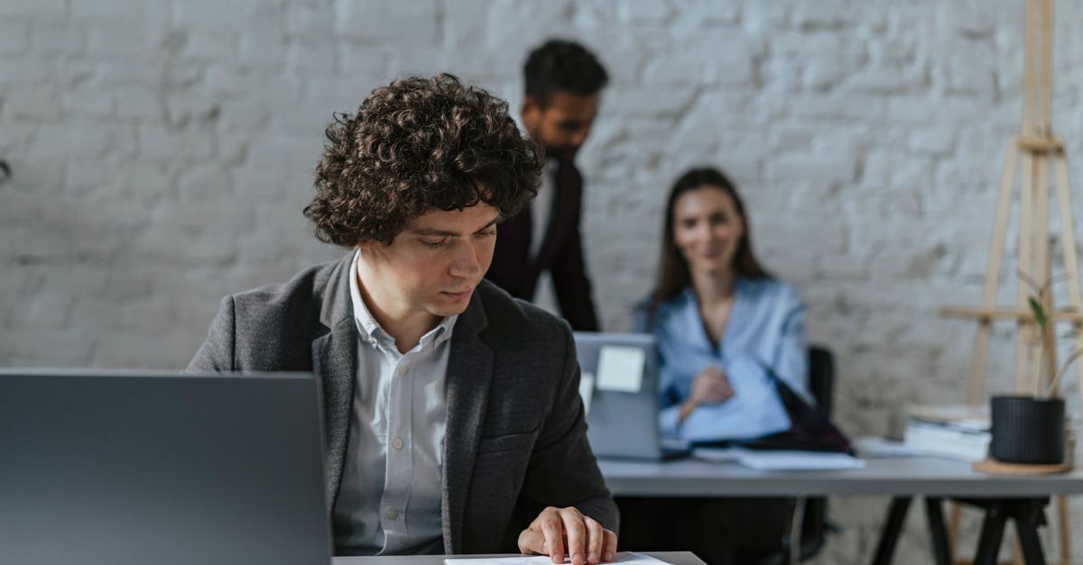 Dịch hồ sơ nhập khẩu máy móc gồm giấy tờ gì? Danh mục cần chuẩn bị