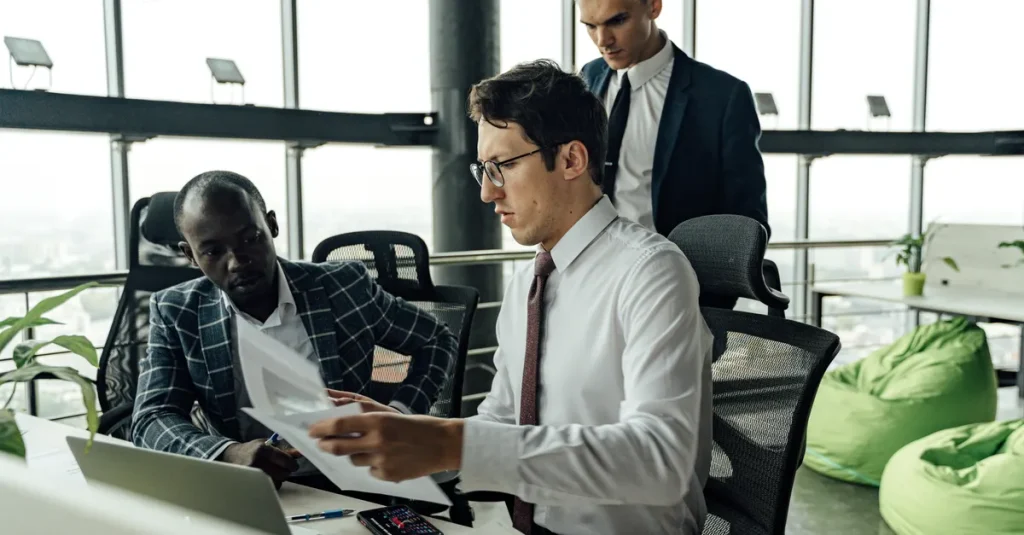 Các chuyên gia trao đổi trong môi trường văn phòng hiện đại