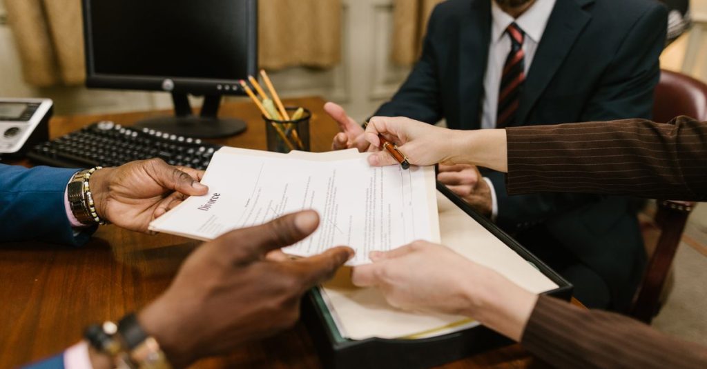 Cuộc họp chuyên nghiệp với các bên trao đổi và ký tài liệu