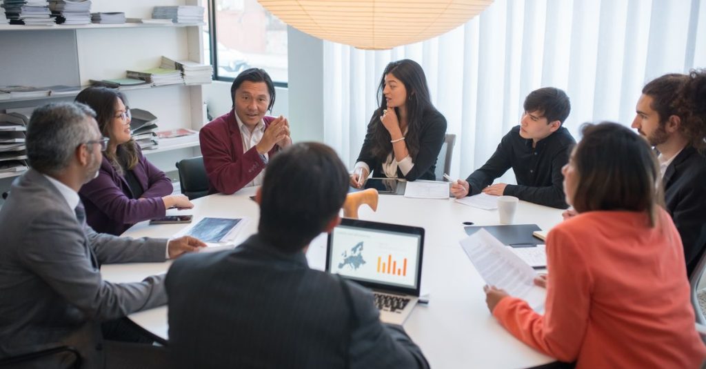 Nhóm chuyên gia trao đổi trong phòng họp hiện đại